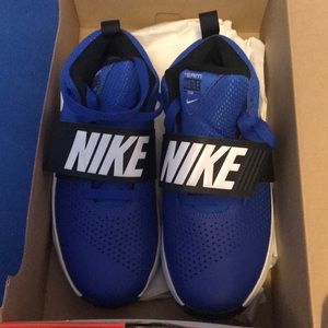 Nike Team Hustle D-8 (GS) 4Y Boys Sneakers